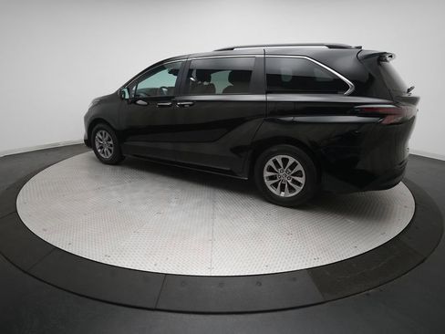 Used 2023 Toyota Sienna XLE image 35