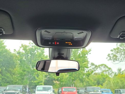 Used 2023 Chevrolet Traverse LT FWD image 20