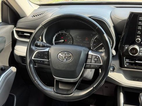 Used 2022 Toyota Highlander XLE AWD/4WD image 15