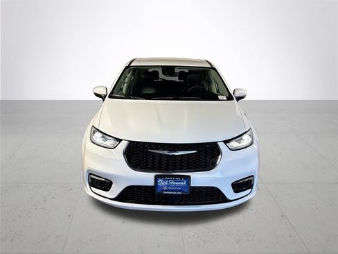 Used 2023 Chrysler Pacifica Touring-L FWD image 3
