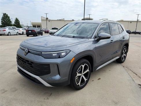 New 2025 Volkswagen Tiguan SE image 8