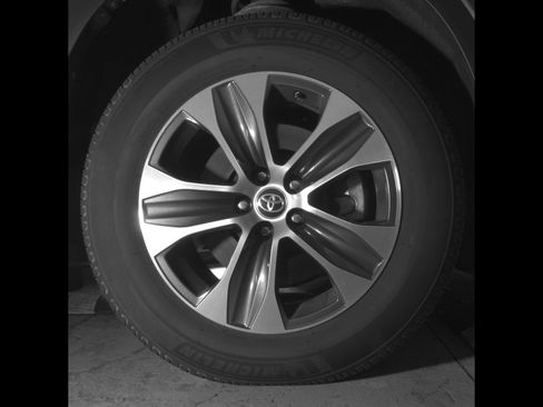 Used 2020 Toyota Highlander XLE image 9