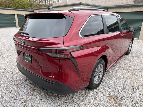 Used 2025 Toyota Sienna XLE image 6