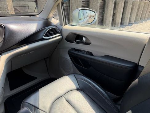 Used 2020 Chrysler Pacifica Touring-L image 13