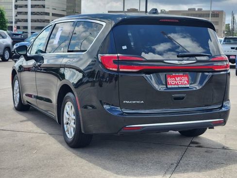 Used 2024 Chrysler Pacifica Touring-L FWD image 6