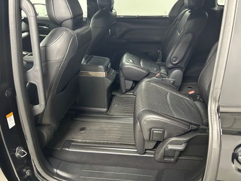 Used 2025 Toyota Sienna Platinum AWD/4WD image 15