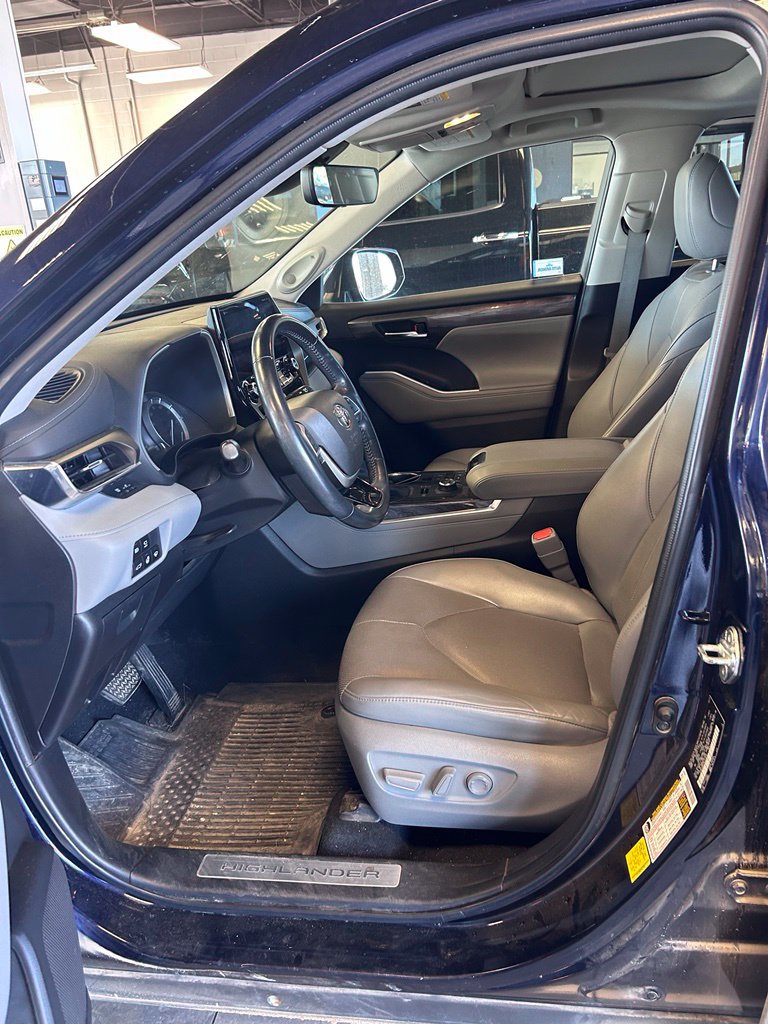 Used 2022 Toyota Highlander Limited AWD/4WD image 4