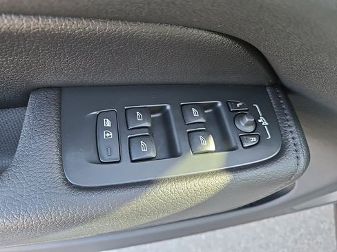 Used 2021 Volvo XC60 T5 Momentum w/ Premium Package image 26