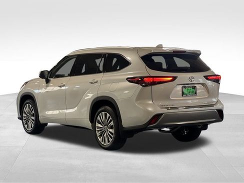 New 2025 Toyota Highlander Platinum image 3