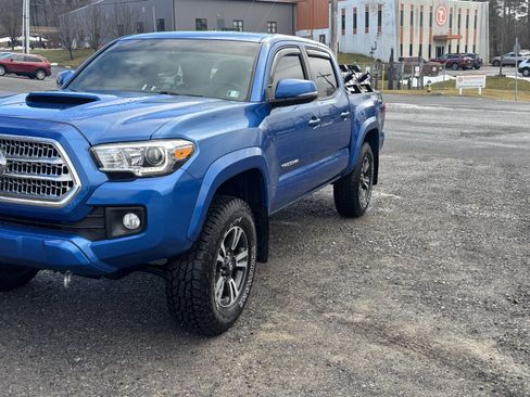 Used 2016 Toyota Tacoma TRD Sport w/ Premium & Technology Package image 5