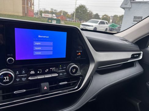 Used 2025 Toyota Highlander LE image 33