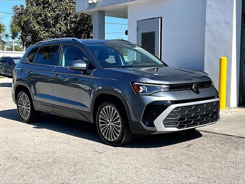 Certified 2025 Volkswagen Taos SE image 2