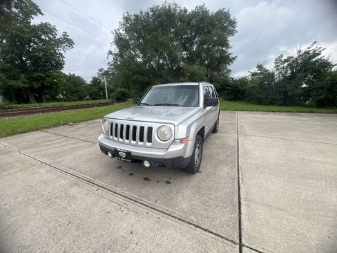Used 2014 Jeep Patriot Sport image 1