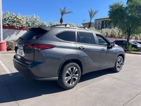 Used 2023 Toyota Highlander XLE image 2