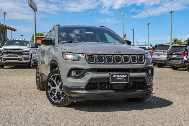 Used 2024 Jeep Compass Latitude AWD/4WD image 1