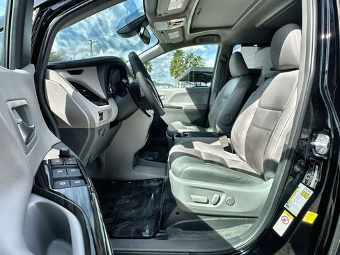 Used 2018 Toyota Sienna XLE Premium image 2