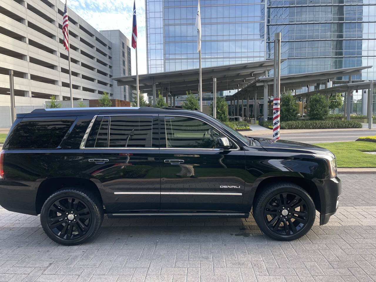 Used 2017 GMC Yukon Denali w/ Open Road Package AWD/4WD image 4
