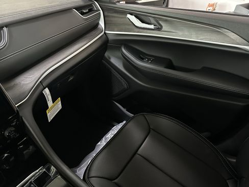 New 2025 Jeep Grand Cherokee Limited w/ Luxury Tech Group II AWD/4WD image 24