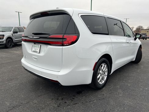 New 2026 Chrysler Pacifica Select image 4