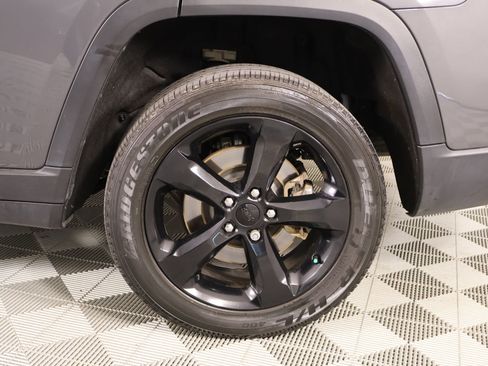 Used 2024 Jeep Grand Cherokee L Laredo AWD/4WD image 18