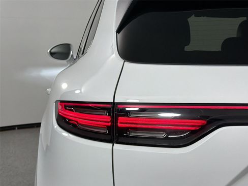 Certified 2023 Porsche Cayenne Platinum Edition AWD/4WD image 16