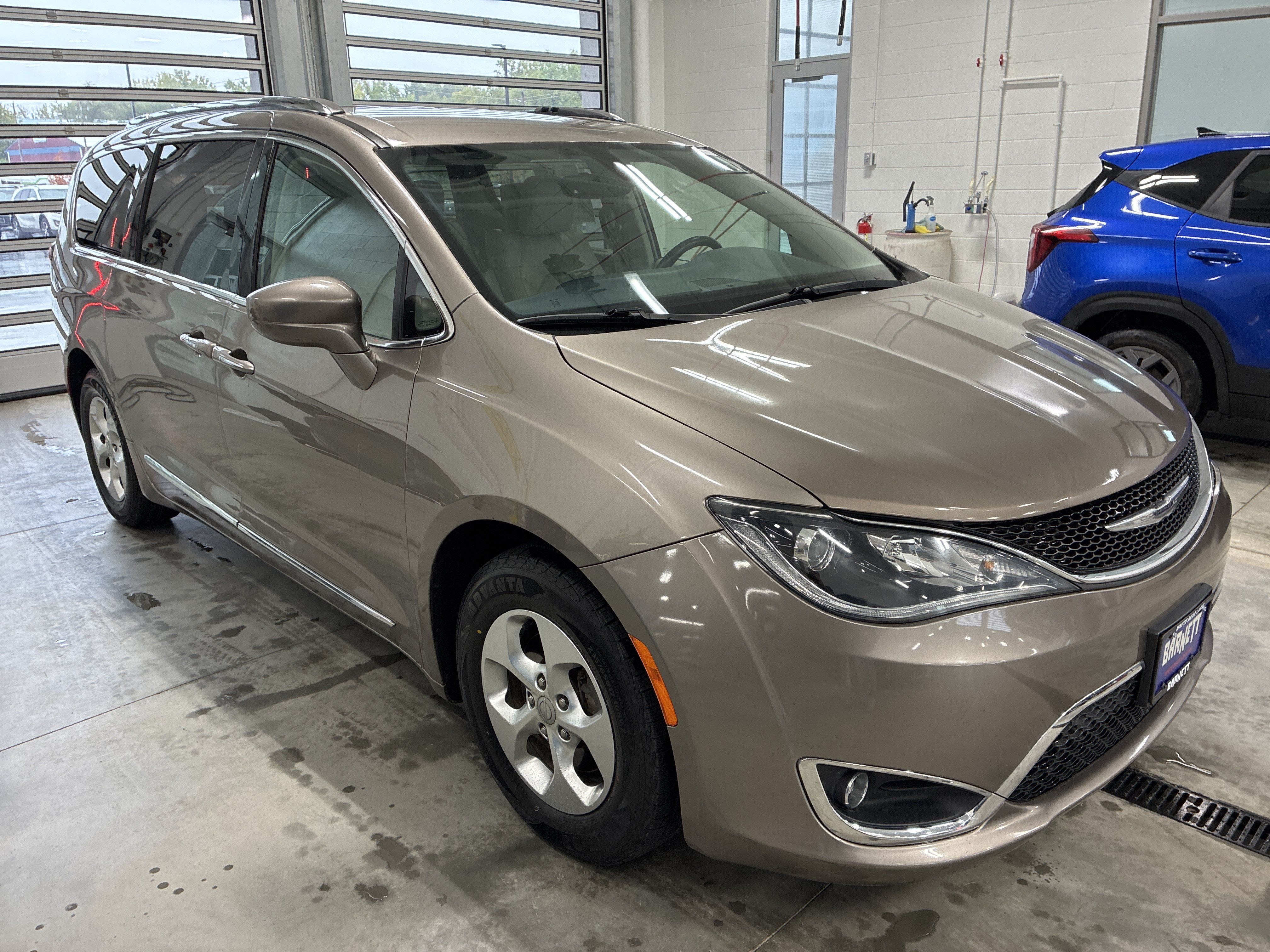 Used 2017 Chrysler Pacifica Touring-L Plus FWD image 3
