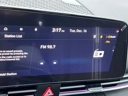 Used 2024 Hyundai Elantra SEL image 19