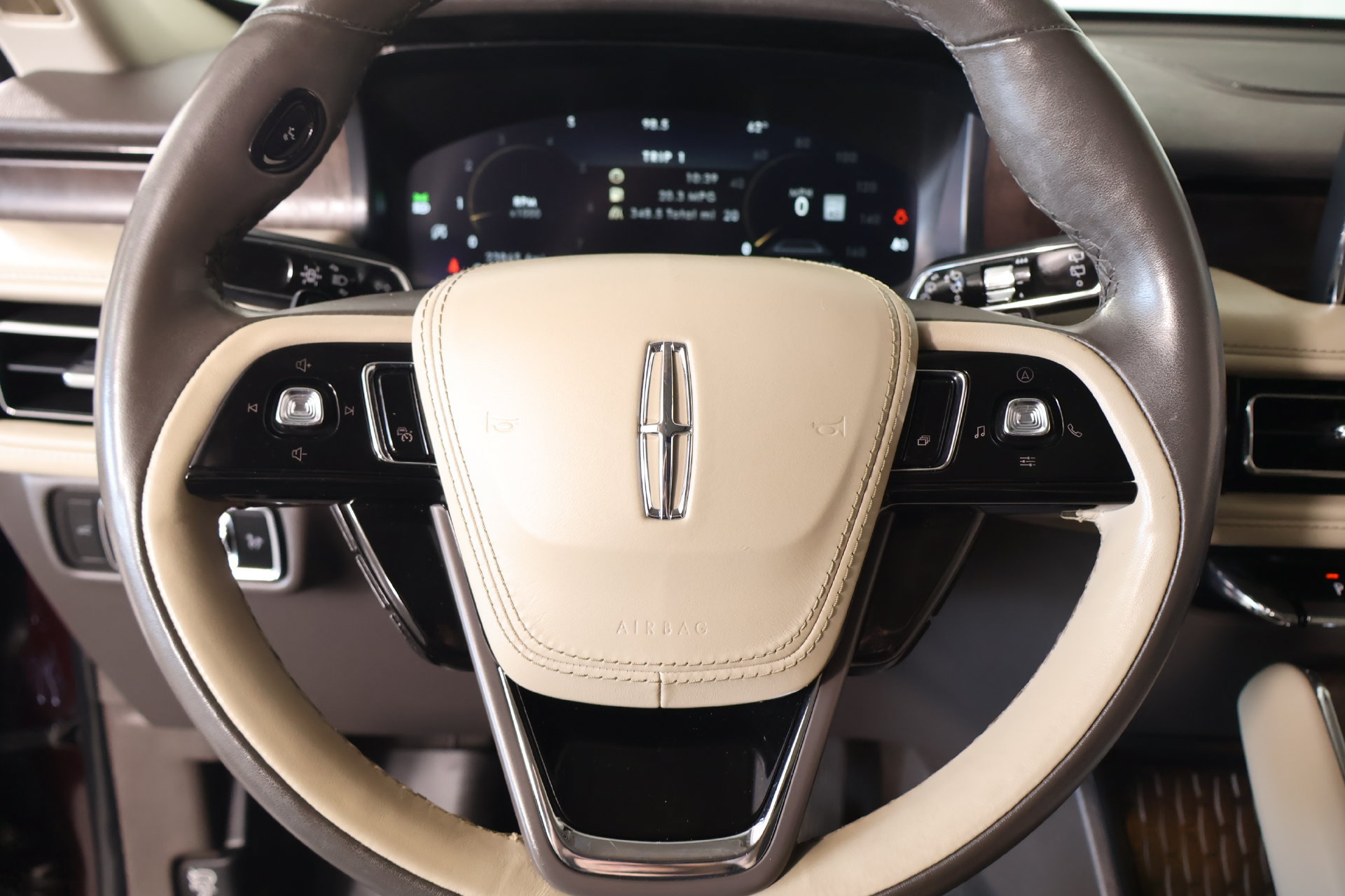 Certified 2024 Lincoln Aviator Reserve w/ Equipment Group 201A AWD/4WD image 3