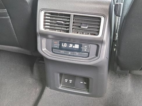 Used 2025 Volkswagen Atlas SE FWD image 23