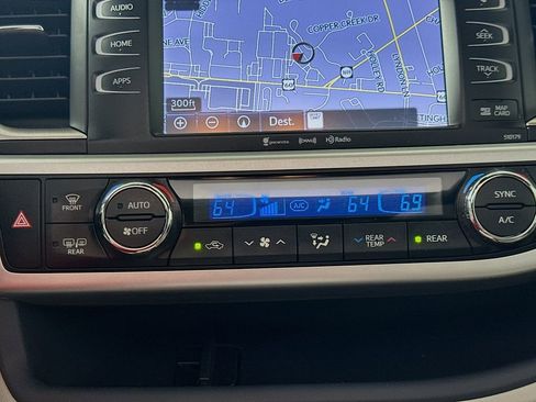 Certified 2018 Toyota Highlander XLE FWD image 17