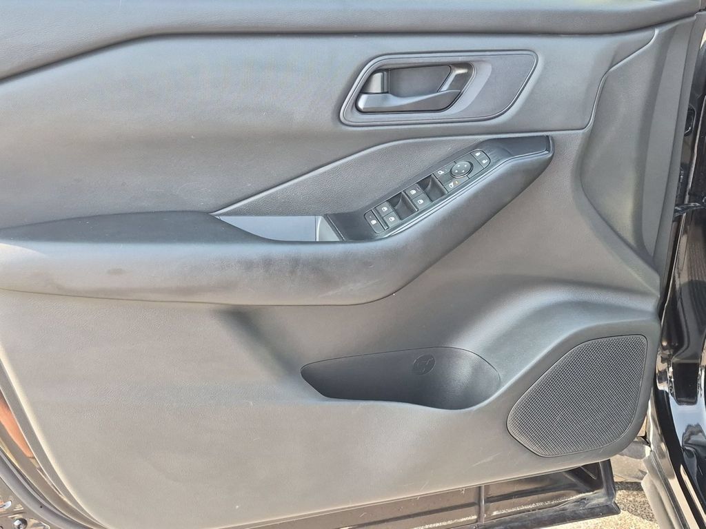 Used 2024 Nissan Rogue S AWD/4WD image 12