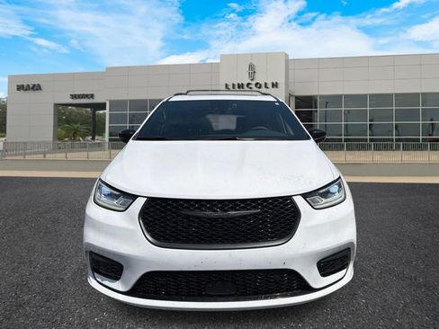 Used 2024 Chrysler Pacifica Premium FWD image 8