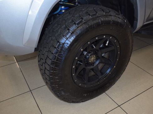 Used 2017 Toyota Tacoma TRD Off-Road image 4