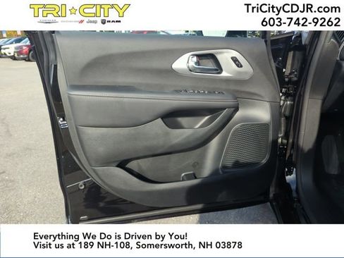 New 2026 Chrysler Pacifica Limited w/ S Appearance Package image 16