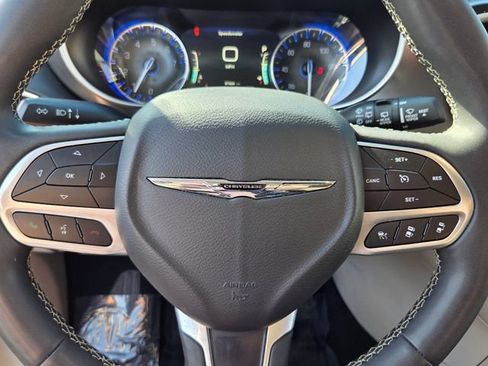 Used 2024 Chrysler Pacifica Touring-L FWD image 27