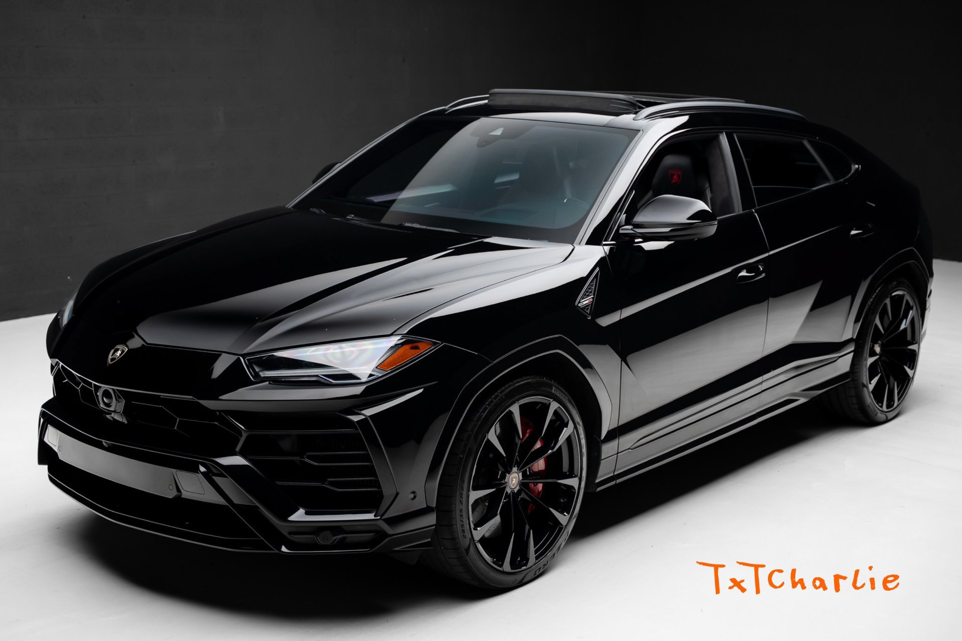 Used 2019 Lamborghini Urus AWD/4WD image 1