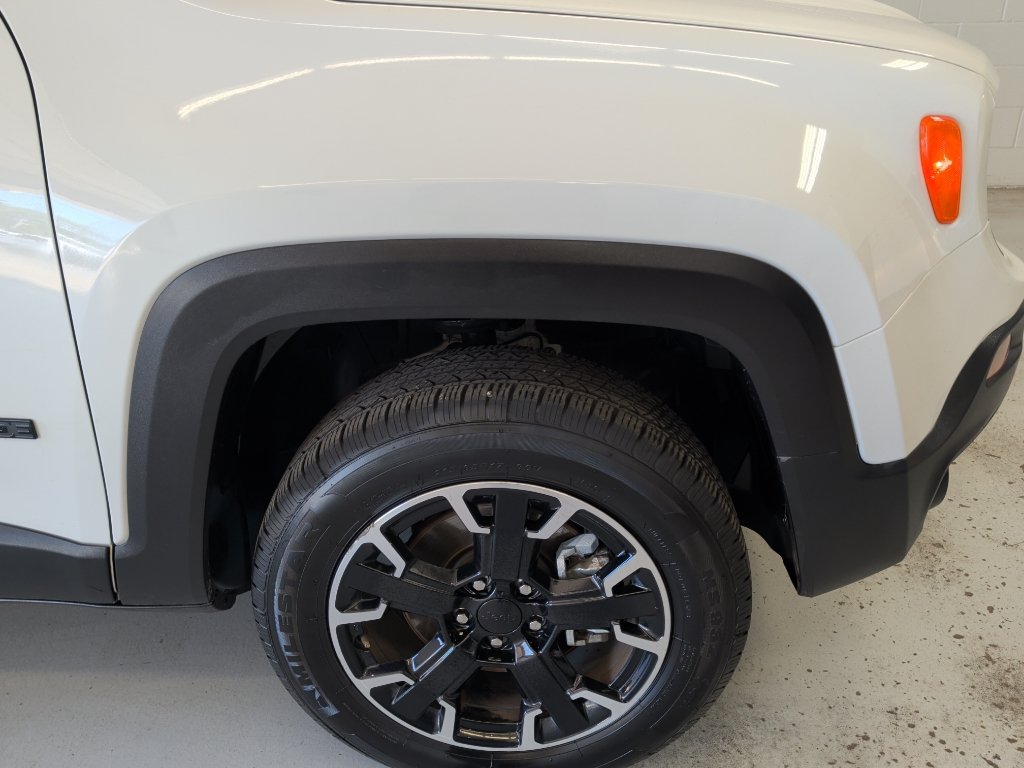 Used 2023 Jeep Renegade Latitude AWD/4WD image 3