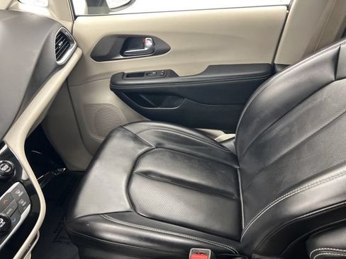Used 2023 Chrysler Pacifica Touring-L FWD image 21