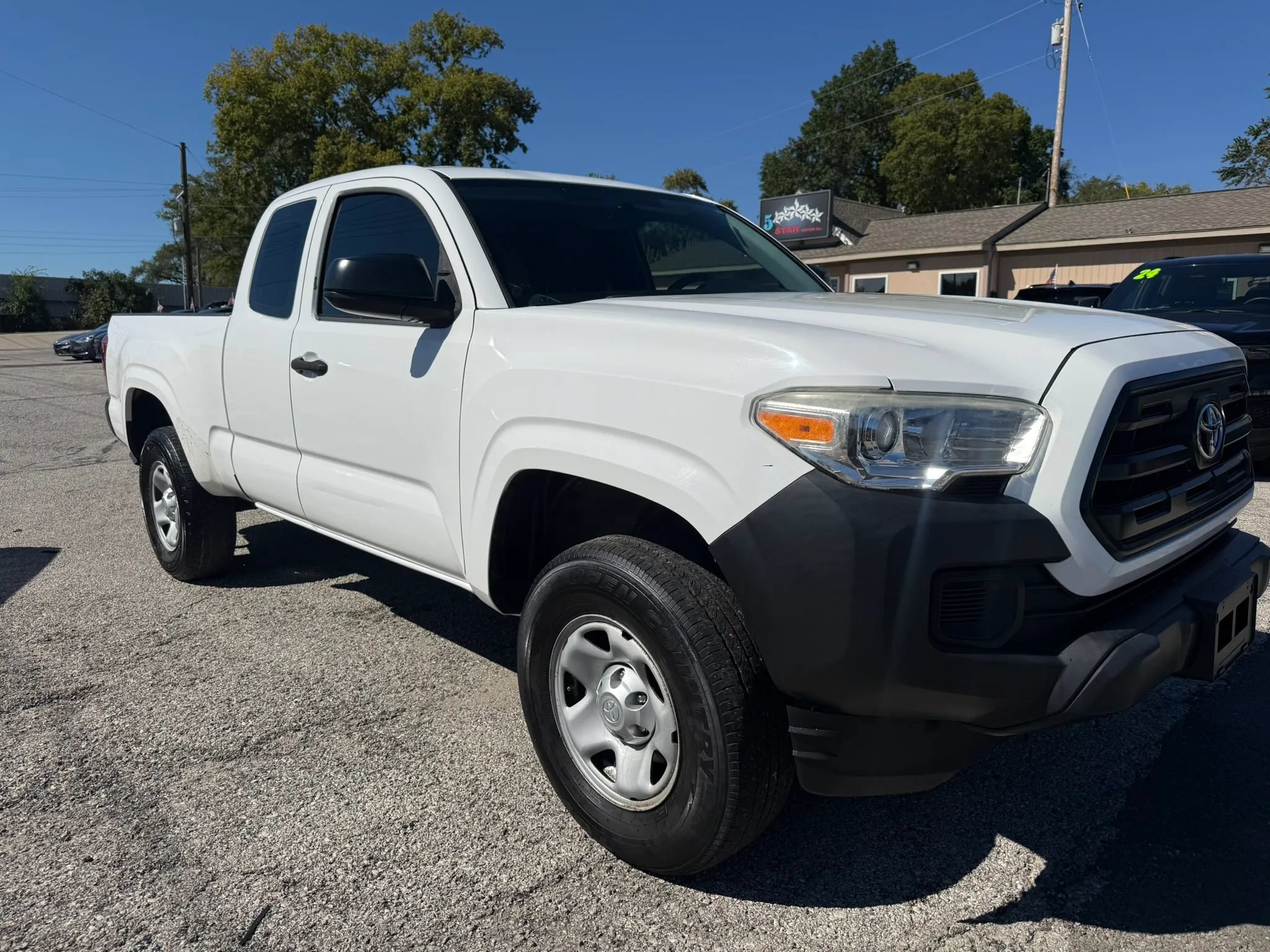 Used 2017 Toyota Tacoma SR RWD image 1