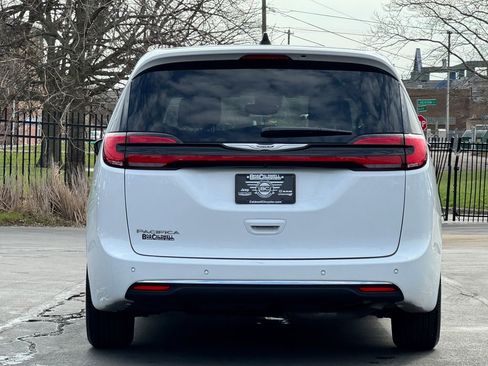 Used 2025 Chrysler Pacifica Select image 6
