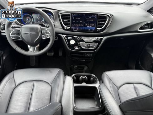 Used 2025 Chrysler Pacifica Select FWD image 10
