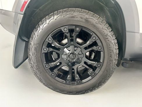 Used 2023 Land Rover Defender 110 S AWD/4WD image 32