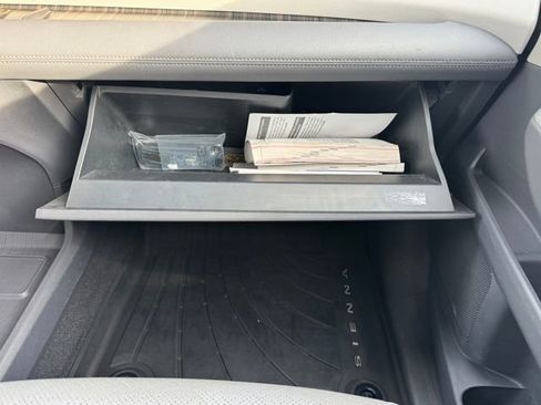 Used 2021 Toyota Sienna Limited image 27