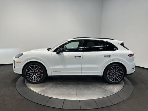 Used 2025 Porsche Cayenne S AWD/4WD image 2