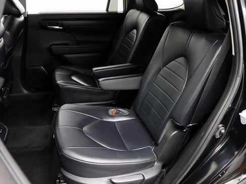 Used 2023 Toyota Highlander XLE image 11