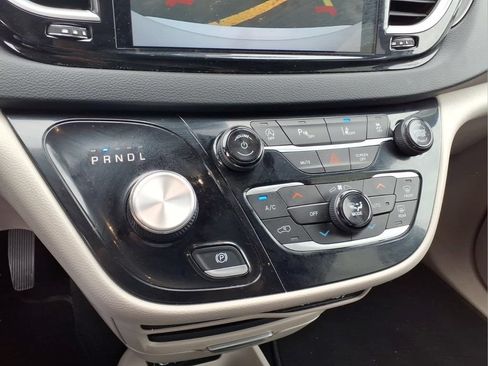 Used 2024 Chrysler Pacifica Touring-L FWD image 10