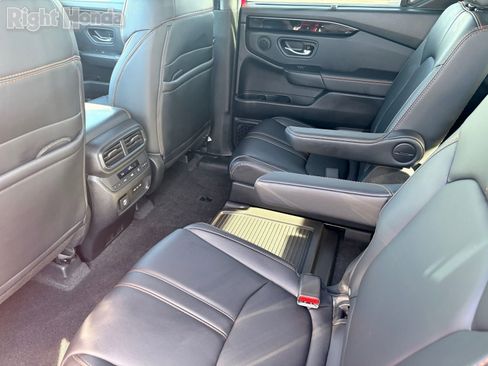 Used 2025 Honda Pilot TrailSport image 26