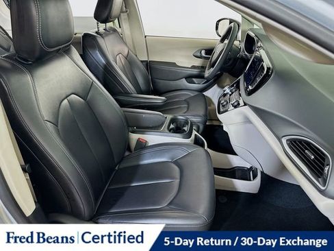 Used 2024 Chrysler Pacifica Touring-L image 13