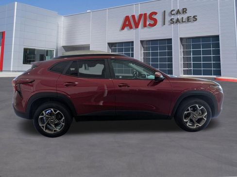 Used 2025 Chevrolet Trax LT w/ LT Convenience Package FWD image 5