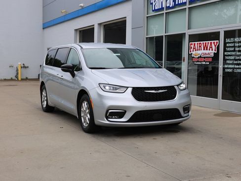 Used 2024 Chrysler Pacifica Touring-L FWD image 2